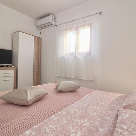 Studio Apartman Edy 3 Πούλα Εξωτερικό φωτογραφία